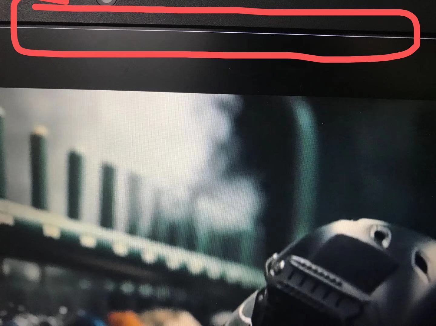 每次全屏看电影的时候，都会有一条白线在，强迫症的我要si了