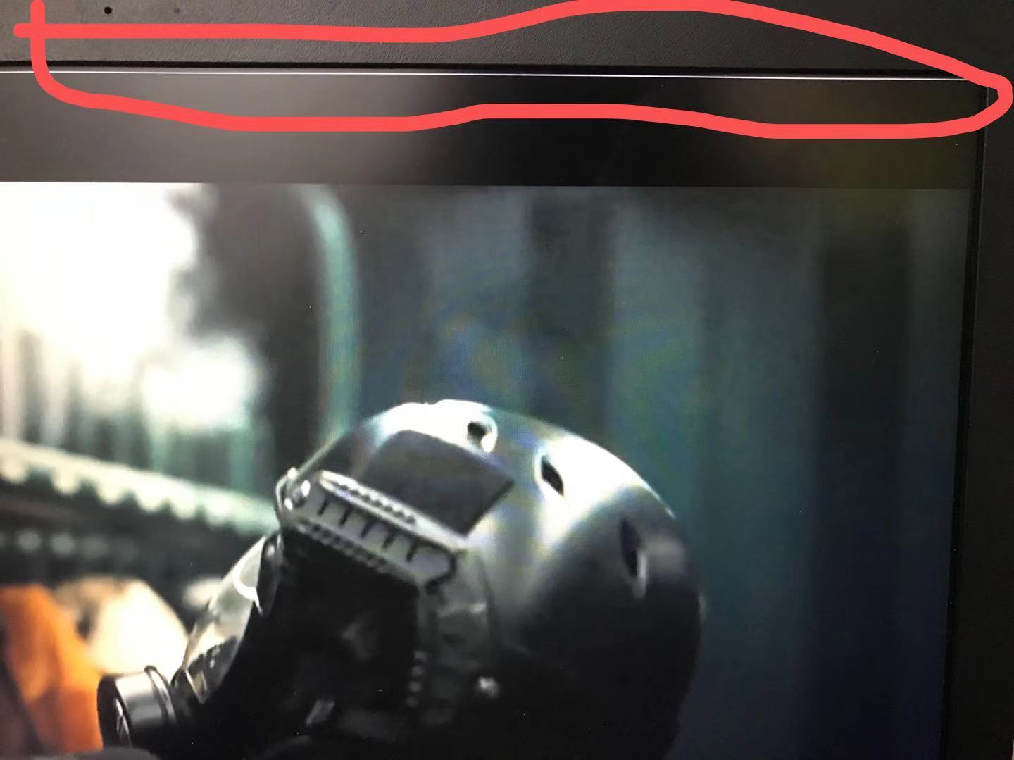 每次全屏看电影的时候，都会有一条白线在，强迫症的我要si了